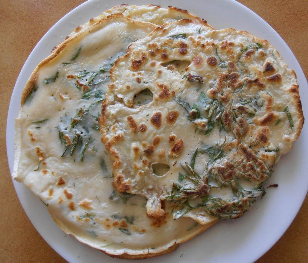 A German dish of freshly picked mugwort in pancakes (Photo by Sarang on Wikimedia Commons)
